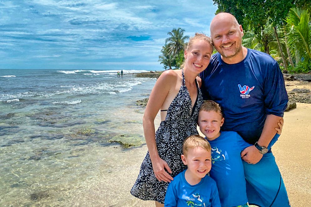 «Auf und davon» 2026: Mit Auswanderer aus Colorado, Costa Rica und dem Burgund. Nadine und Michel Burkhalter wandern von Sugiez FR mit ihren Buben nach Costa Rica aus. Für die Buben steht der erste Kita-und Schultag an. 