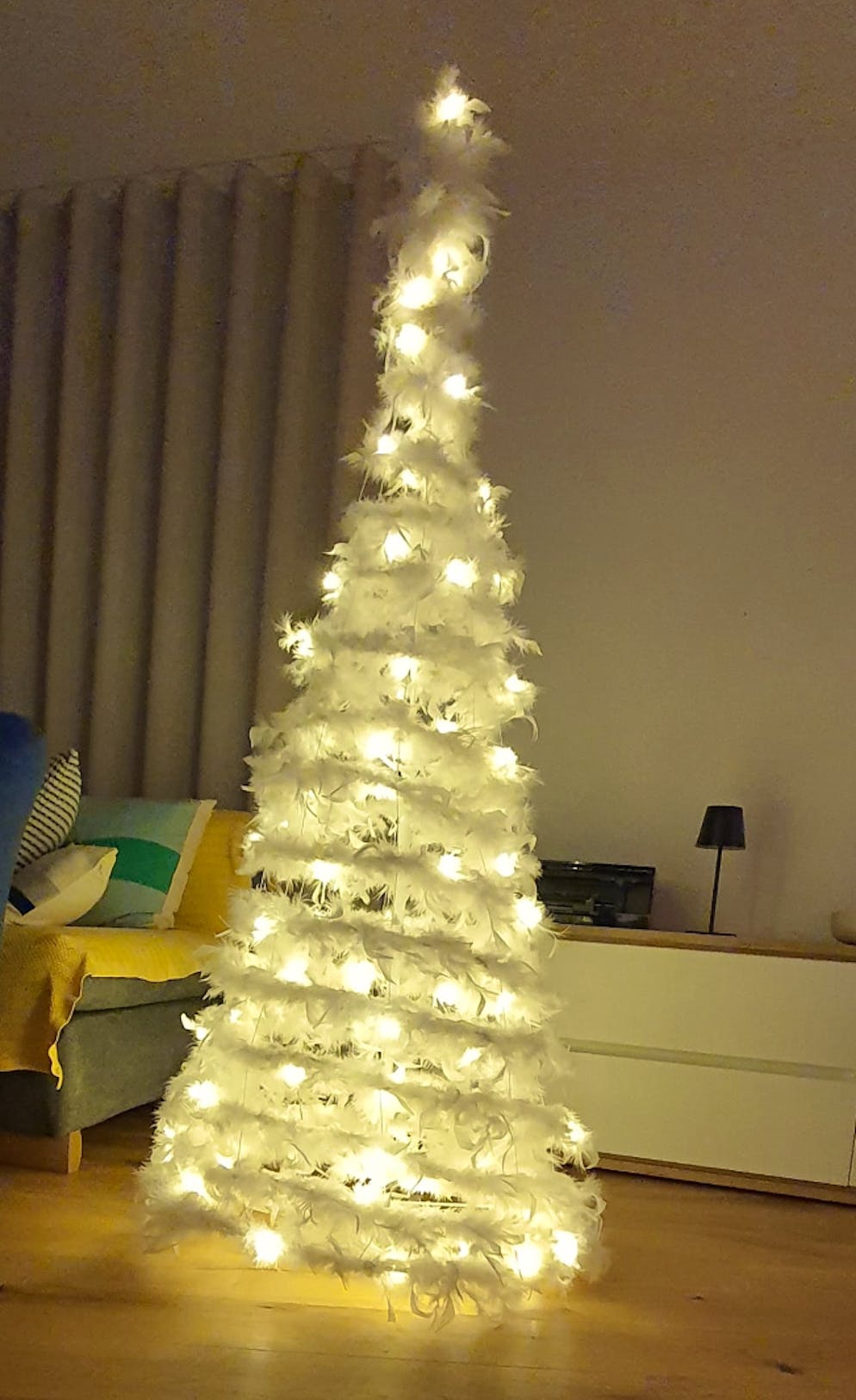 Weihnachtsbäume blue News Leser. Dieser Christbaum steht in Amriswil TG und leuchtet den ganzen Dezember und Januar.