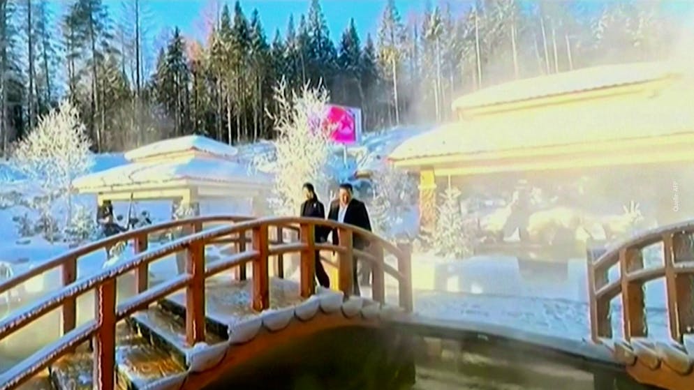 With daughter at his side. Kim Jong Un presents new luxury resort