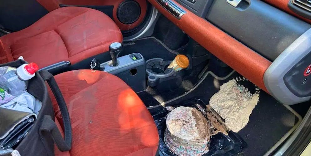 Ein ungewöhnliches Unfallopfer: In Schaffhausen kam bei einer Kollision zweier Autos lediglich eine Geburtstagstorte zu Schaden.