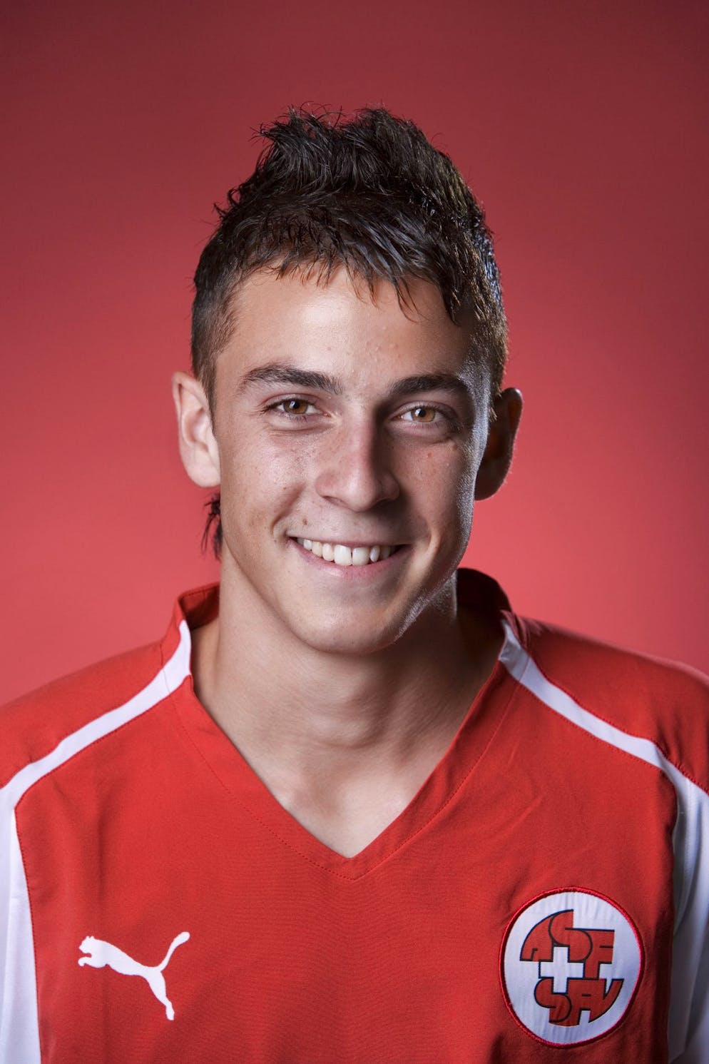 Vom ersten Nati-Porträt zur Fussball-Grösse – wen suchen wir?. Er machte in seiner Karriere 263 Super-League-Spiele – alle für denselben Verein. Das ist ...