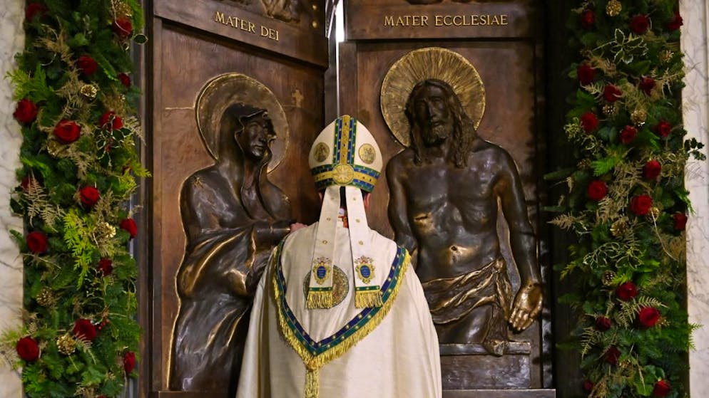 Il cardinale Rolandas Makrickas, arciprete della basilica papale di Santa Maria Maggiore, durante il rito della chiusura della Porta Santa.