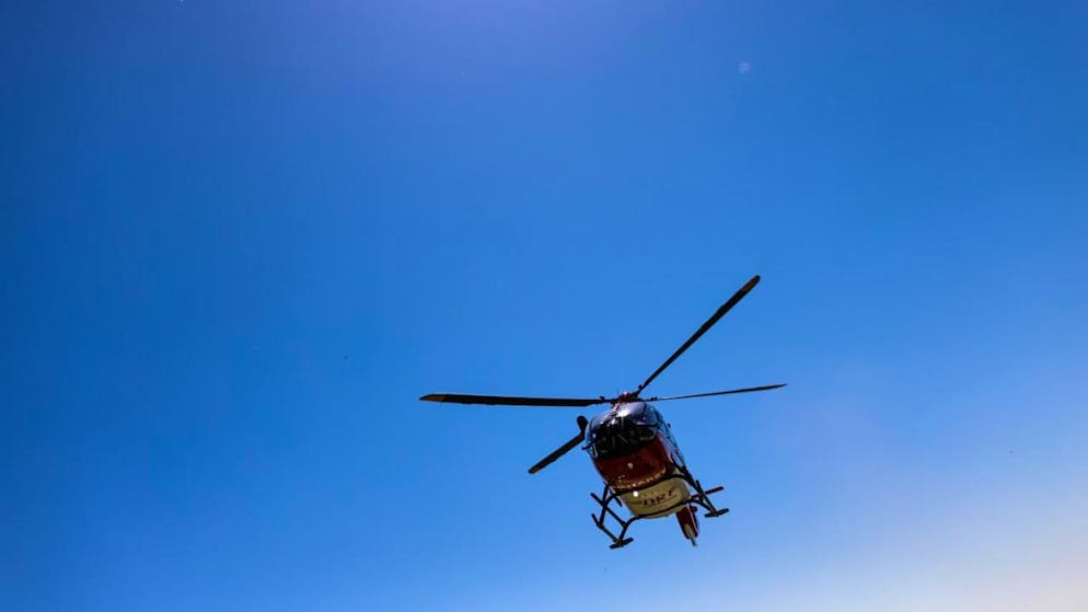 ARCHIV - Ein Rettungshubschrauber setzt zur Landung an. Foto: Philipp von Ditfurth/dpa/Symbolbild