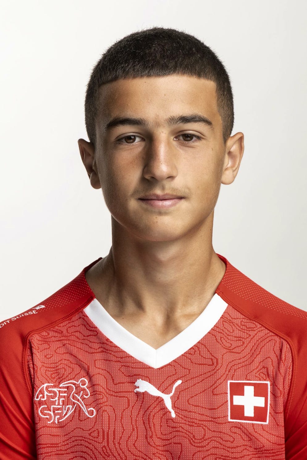 Vom ersten Nati-Porträt zur Fussball-Grösse – wen suchen wir?. Dieses Foto ist nicht ganz so alt, wie einige andere in dieser Galerie. Wir sehen einen talentierten Mittelfeldspieler.