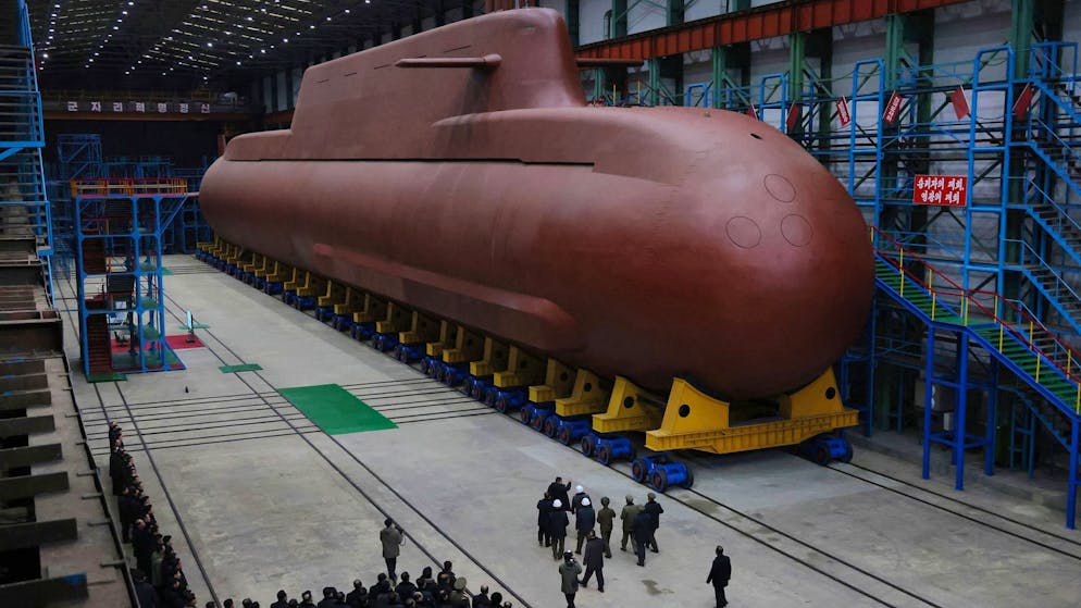 Nordkoreas Machthaber Kim Jong Un besichtigt U-Boot-Werft.