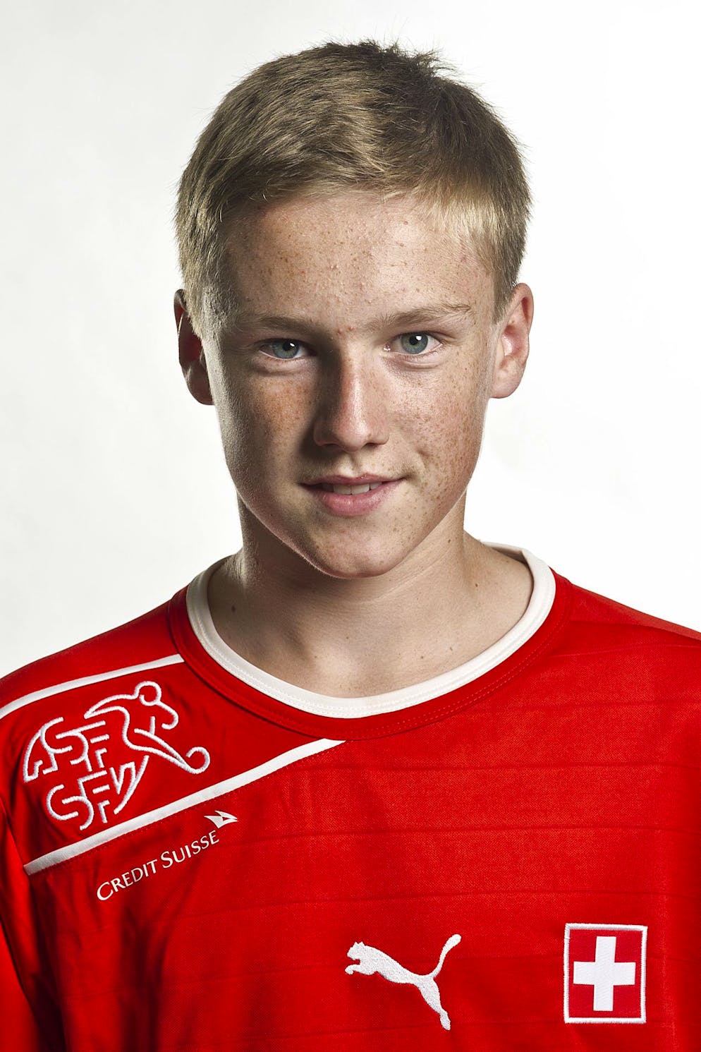 Vom ersten Nati-Porträt zur Fussball-Grösse – wen suchen wir?. Damals im Jahr 2012 noch in der U16-Nati, heute ein gestandener A-Nati-Spieler. Das ist natürlich ...