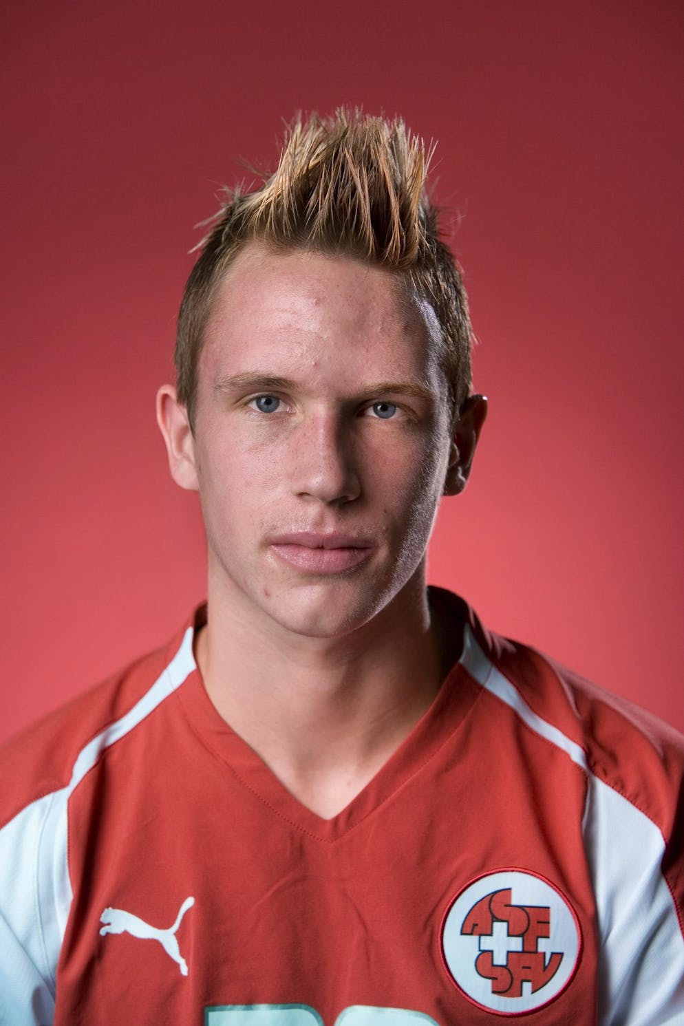 Vom ersten Nati-Porträt zur Fussball-Grösse – wen suchen wir?. So, jetzt wird's schwierig! Wer ist denn hier zu sehen?