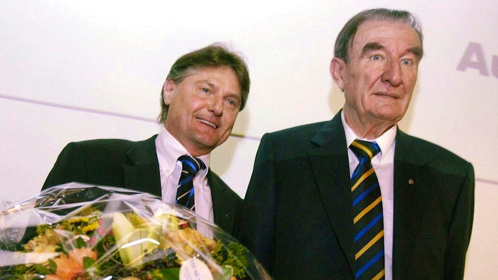 Sven Hotz hands over the presidency of FCZ to Ancillo Canepa in 2006.