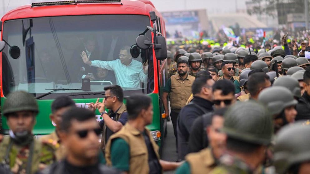 Tarique Rahman, geschäftsführender Vorsitzender der Bangladesh Nationalist Party (BNP), winkt seinen Anhängern aus einem Bus in Dhaka zu, nachdem er aus London zurückgekehrt ist. Foto: Mahmud Hossain Opu/AP/dpa