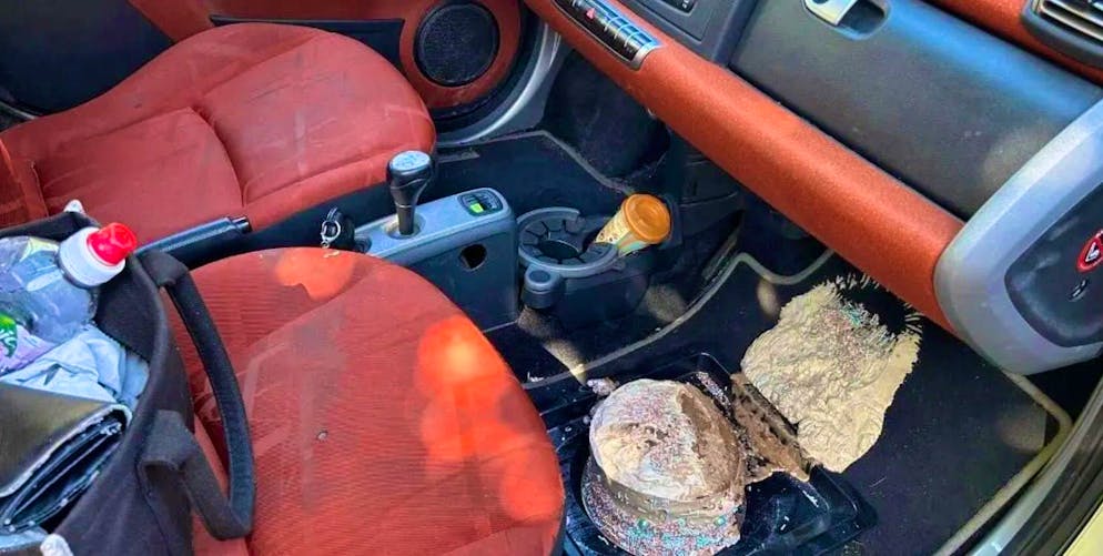 An unusual accident victim: in Schaffhausen, only a birthday cake was damaged in a collision between two cars.