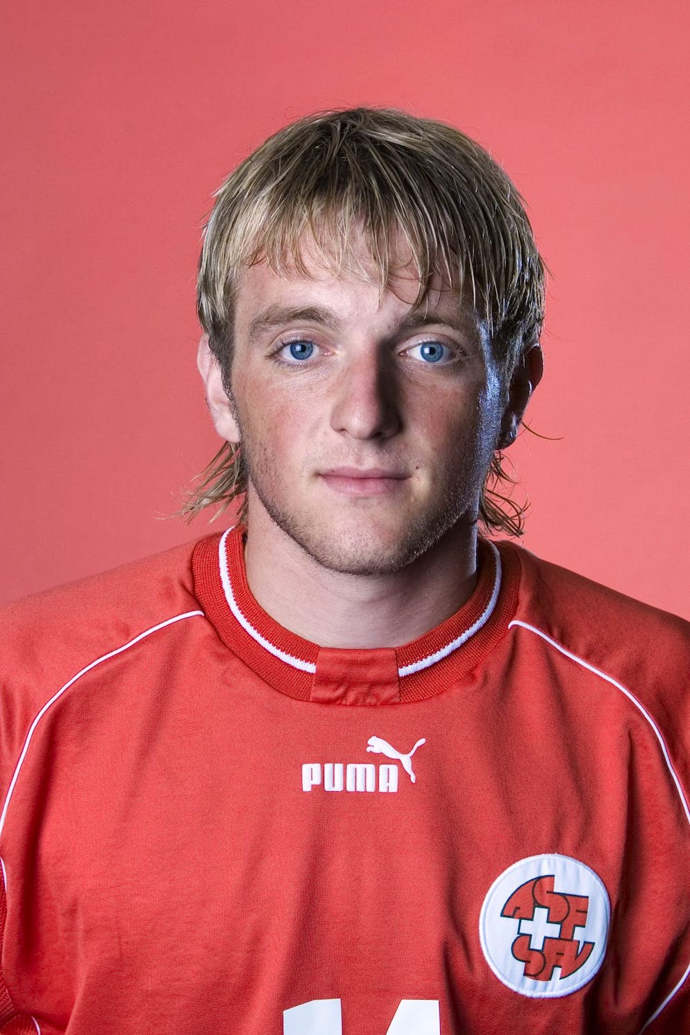 Vom ersten Nati-Porträt zur Fussball-Grösse – wen suchen wir?. Dieses Foto ist schon fast 20 Jahre alt. Tipp: Er war damals YB-Junior.