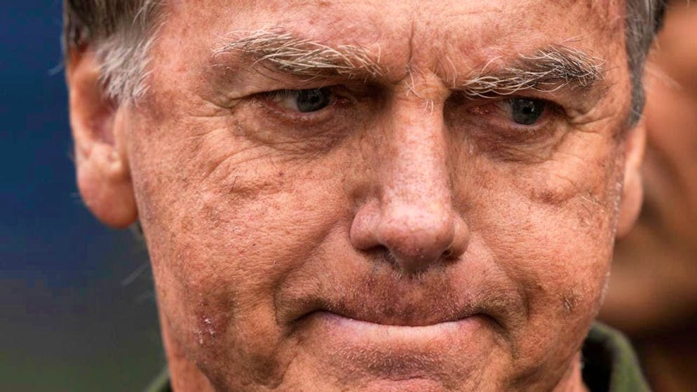 ARCHIVE - Former Brazilian President Jair Bolsonaro (M), who was temporarily released from house arrest for medical treatment, leaves a hospital in Brasilia. Photo: Eraldo Peres/AP/dpa (archive photo)