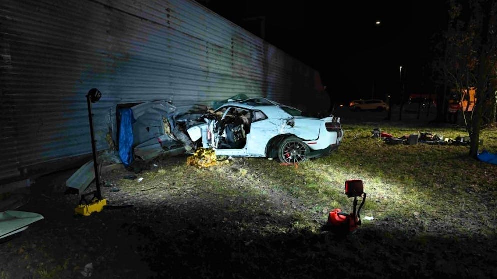 L'auto si è schiantata contro una parate antirumore.