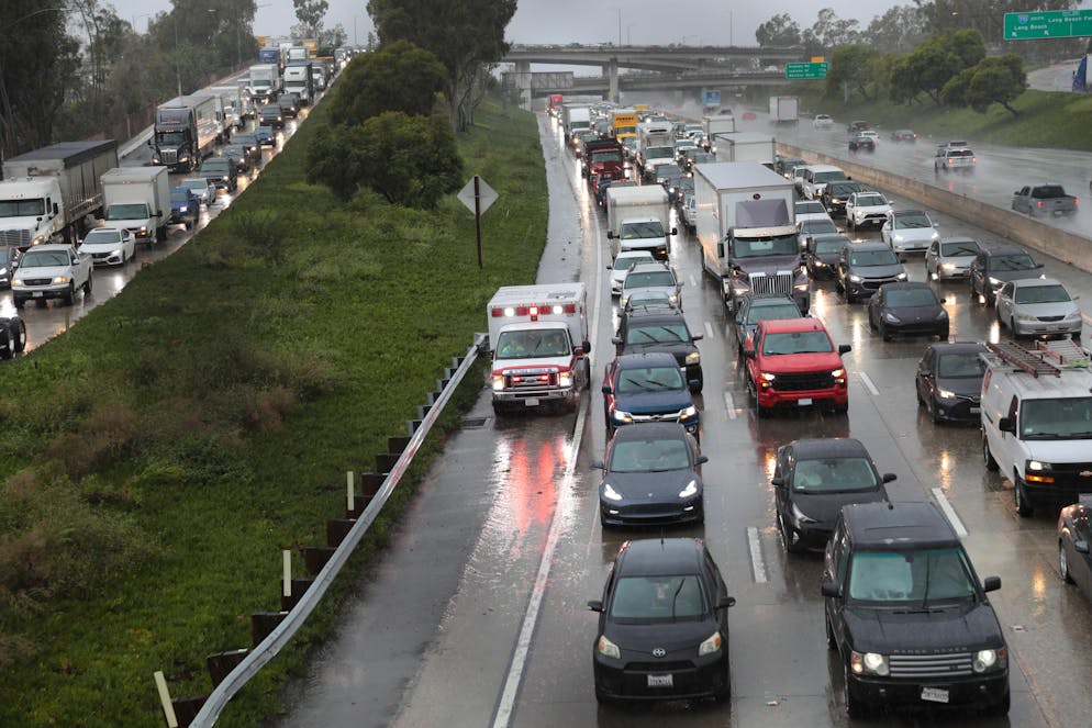 Le Los Angeles Times a aussi fait état d'axes de circulation particulièrement embouteillés. Des images diffusées par les chaînes de télévision locales montrent des voitures à l'arrêt, sous une pluie battante. Certaines routes ont été fermées.