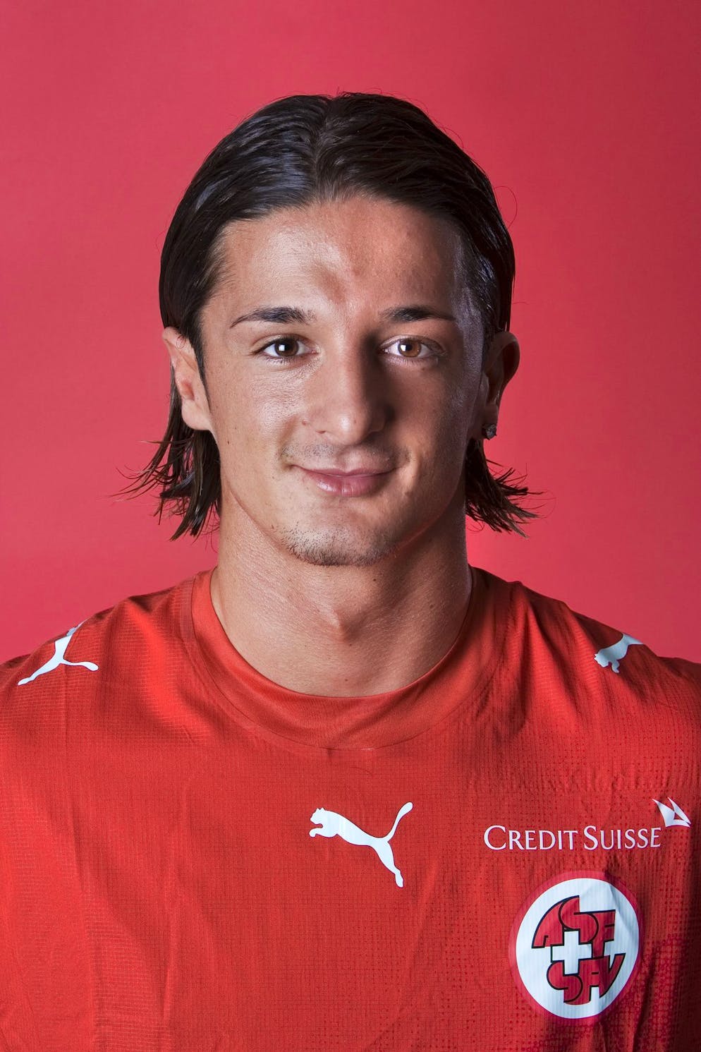 Vom ersten Nati-Porträt zur Fussball-Grösse – wen suchen wir?. Kleiner Tipp: Er hat seine Spielerkarriere schon 2011 beendet, stand in den vergangenen Monaten aber immer wieder in den Schlagzeilen. Wir sehen hier ...