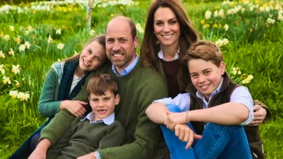 And smiling: this is how Prince William and Princess Kate present themselves with their children on the Christmas card.