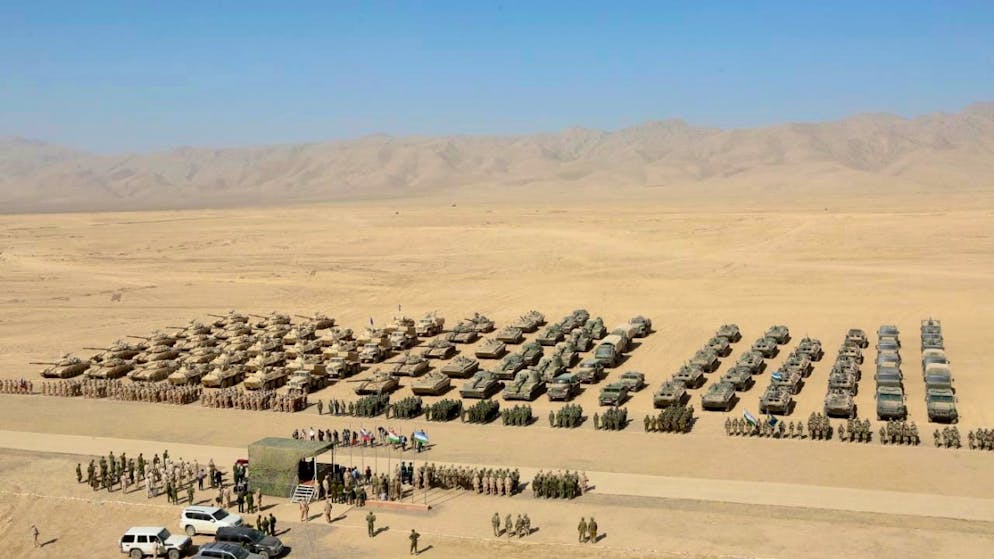 ARCHIV - Truppen stellen sich vor dem Beginn gemeinsamer militärischer Übungen von Russland und Usbekistan auf dem Schießplatz in Harb-Maidon, etwa 20 Kilometer nördlich der tadschikischen Grenze zu Afghanistan, auf. Angesichts der verschlechterten Sicherheitslage in Afghanistan hat Russland seine Militärbasis in Zentralasien verstärkt. (zu dpa: «Fünf Tote bei Gefecht an tadschikisch-afghanischer Grenze») Foto: Didor Sadulloev/AP/dpa