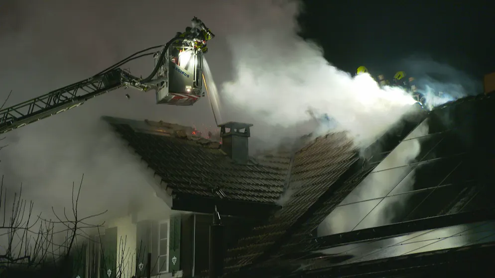 Mehrere Feuerwehren bei Brand in Sarmenstorf im Einsatz. Ein Bewohner wurde leicht verletzt ins Spital Muri gebracht.