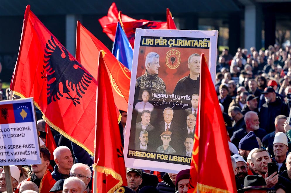epa12589410 Des partisans des anciens dirigeants de l'UCK participent à un rassemblement de masse organisé par l'association des vétérans de l'Armée de libération du Kosovo (UCK) à Skopje, en Macédoine du Nord, le 13 décembre 2025. Les organisations d'anciens combattants ont appelé à soutenir les anciens dirigeants de l'Armée de libération du Kosovo (UCK), dont l'ancien président du Kosovo Hashim Thaci, qui sont jugés à La Haye pour crimes de guerre et crimes contre l'humanité qu'ils auraient commis pendant la guerre du Kosovo de 1998-1999. EPA/GEORGI LICOVSKI
