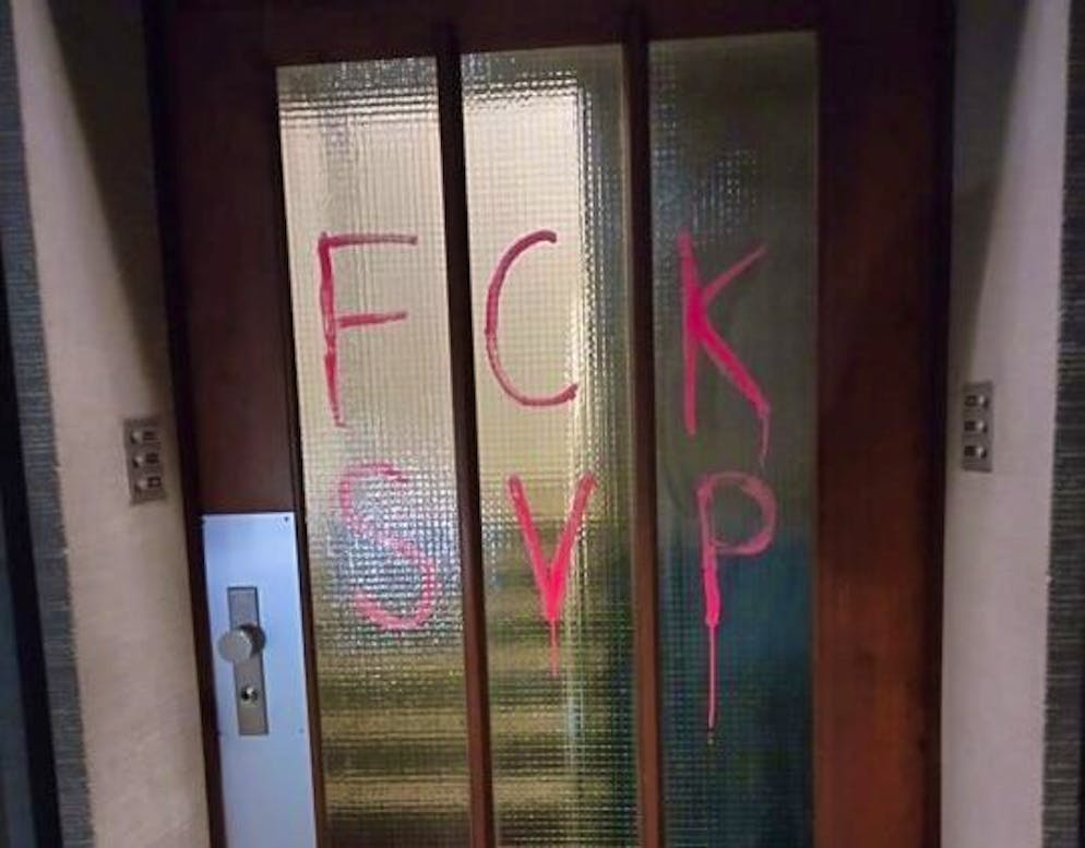 Die SVP veröffentlichte ein Bild der kritisierten Schmiererei.