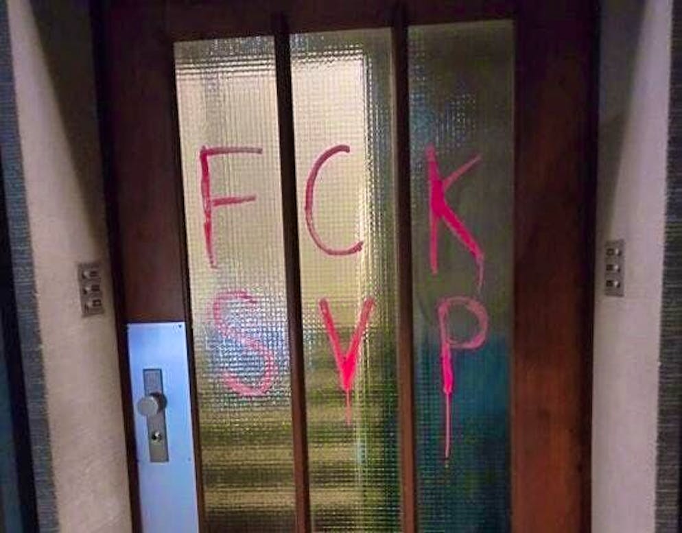 The SVP published a picture of the criticized graffiti.