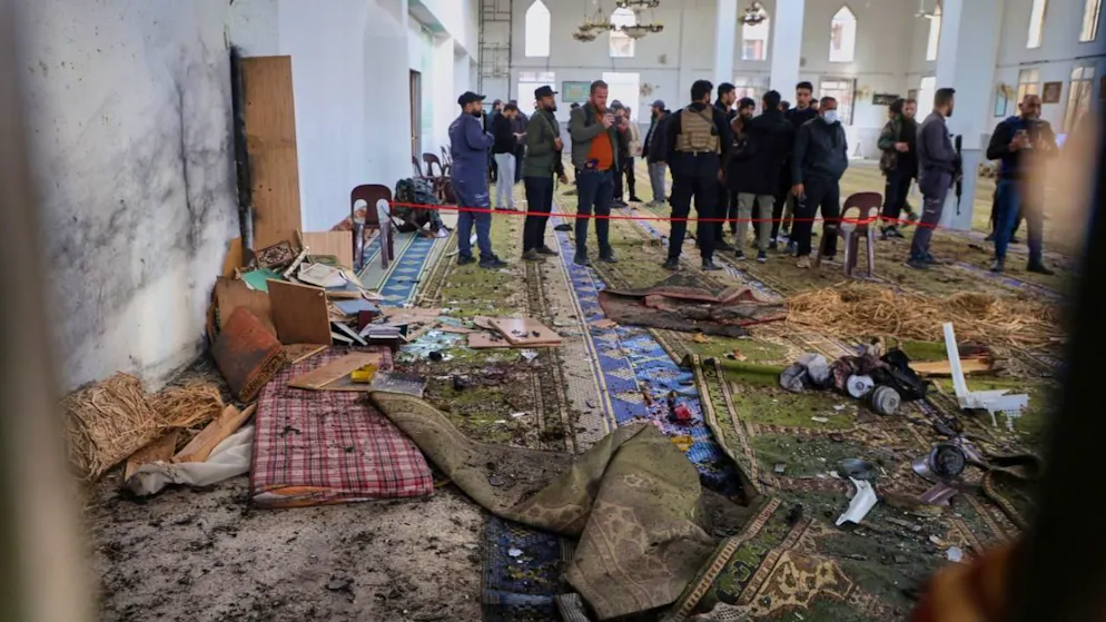 dpatopbilder - Syrische Sicherheitskräfte begutachten die Schäden nach einer Explosion in der Moschee Imam Ali bin Abi Talib in einem überwiegend alawitischen Viertel im Stadtteil Wadi al-Dhahab. Erstmals seit dem Sturz von Machthaber al-Assad vor einem Jahr haben Angreifer einen Anschlag auf eine Moschee verübt. Foto: Uncredited/AP/dpa