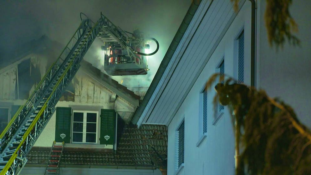 Several fire departments involved in fire in Sarmenstorf. Roof tiles were removed in order to reach the flames.