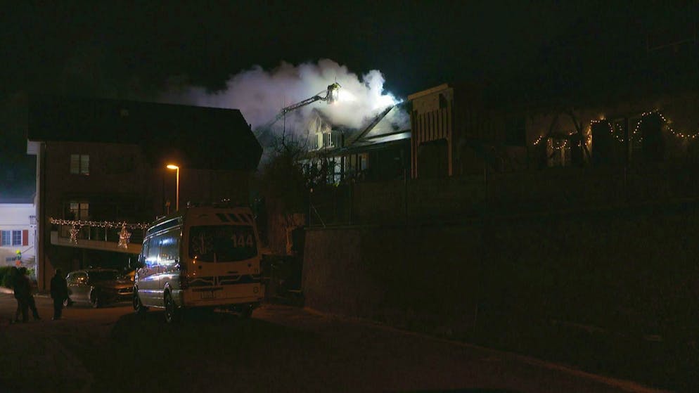 Several fire departments involved in fire in Sarmenstorf. Several fire departments deployed with aerial ladders.