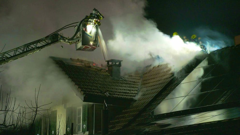 Plusieurs corps de sapeurs-pompiers en action lors d'un incendie à Sarmenstorf. Un habitant a été légèrement blessé et transporté à l'hôpital de Muri.