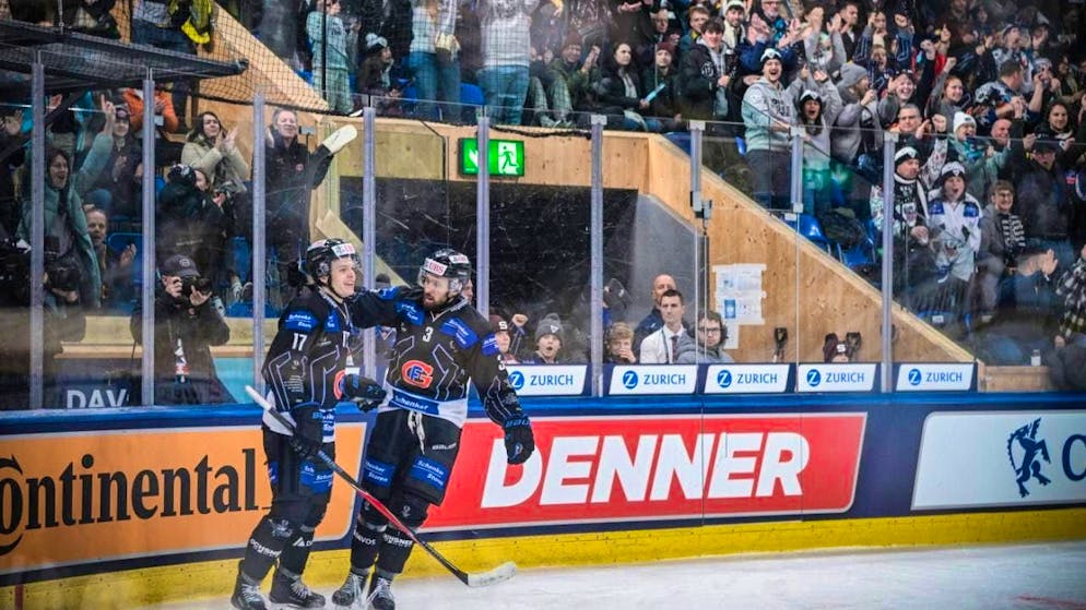Double goal scorer for Fribourg-Gottéron: Attilio Biasca (left)