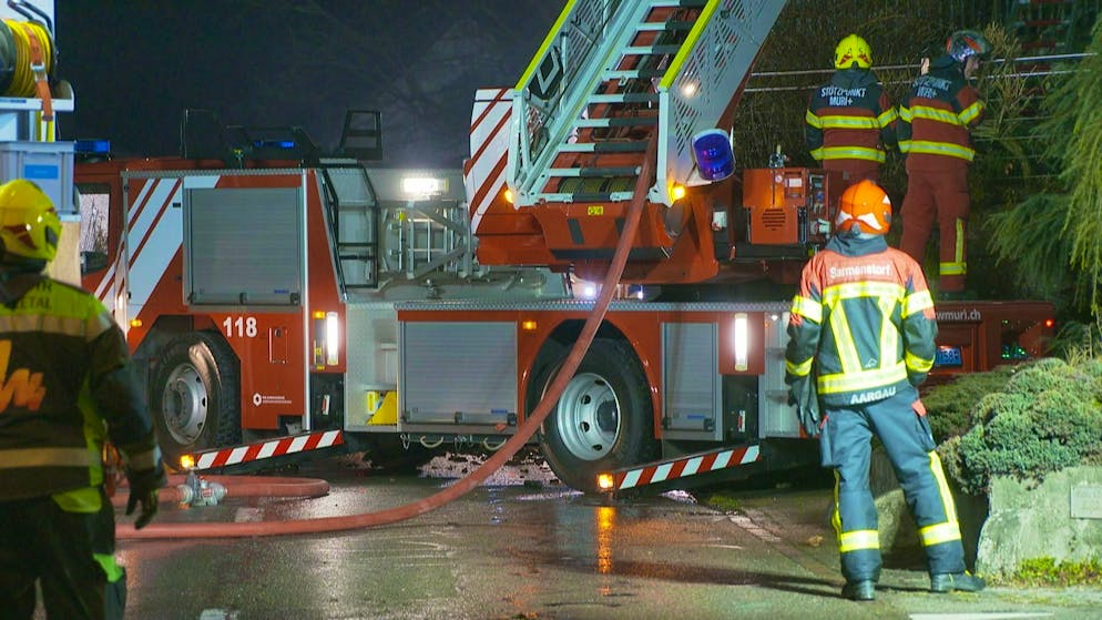 Plusieurs corps de sapeurs-pompiers en action lors d'un incendie à Sarmenstorf. La veille de Noël, un immeuble a pris feu à Sarmenstorf.