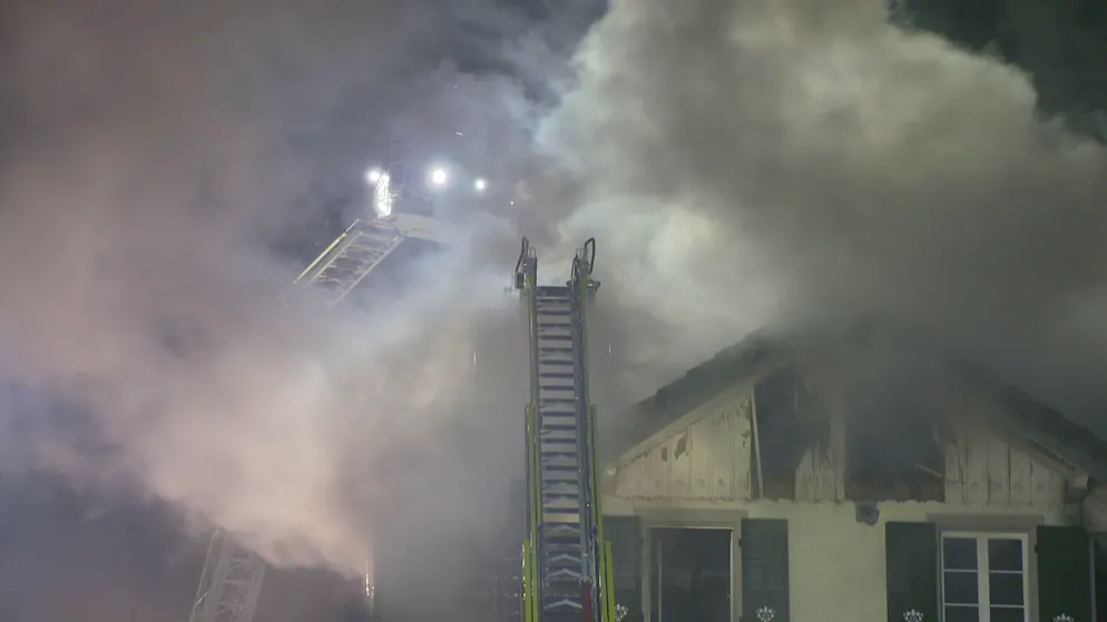 Mehrere Feuerwehren bei Brand in Sarmenstorf im Einsatz. Die Meldung ging kurz vor 20.30 Uhr bei der Kantonspolizei ein.