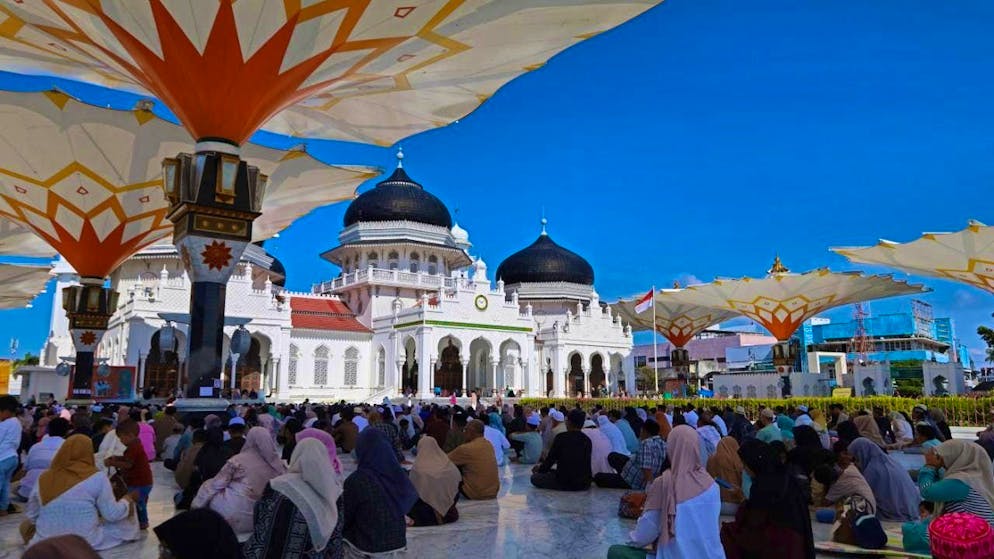 Residents of Banda Aceh listen to a lecture at the Baiturrahman Grand Mosque, Banda Aceh City, Aceh Province, Indonesia. Thousands of people gathered at the Baiturrahman Grand Mosque to commemorate the 2004 tsunami disaster in Aceh. Photo: Khairu Syukrillah/ZUMA Press Wire/dpa