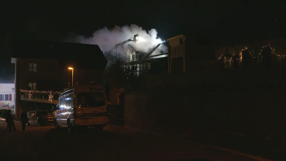 Mehrere Feuerwehren bei Brand in Sarmenstorf im Einsatz. Mehrere Feuerwehren rückten mit Autodrehleitern aus.