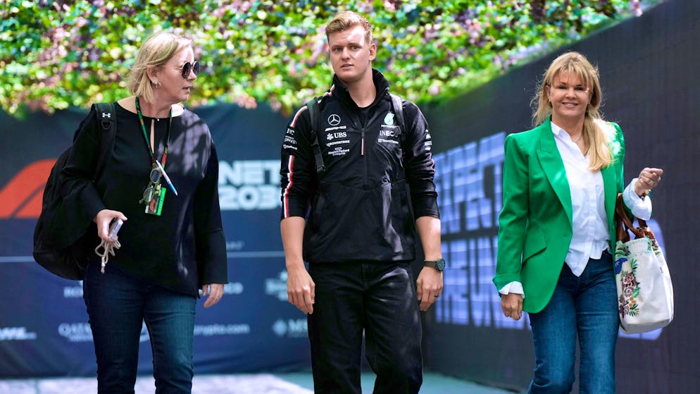 Corinna Schumacher con il figlio Mick Schumacher e la manager Sabine Kehm (da sinistra a destra)