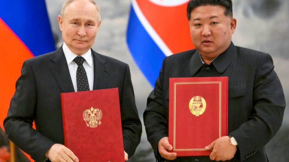 ARCHIV - Dieses von der staatlichen russischen Nachrichtenagentur Sputnik via AP veröffentlichte Foto zeigt den russischen Präsidenten Wladimir Putin (l) und den nordkoreanischen Staatschef Kim Jong Un posieren für ein Foto während einer Unterzeichnungszeremonie der neuen Partnerschaft. Foto: Kristina Kormilitsyna/Pool Sputnik Kremlin/AP/dpa
