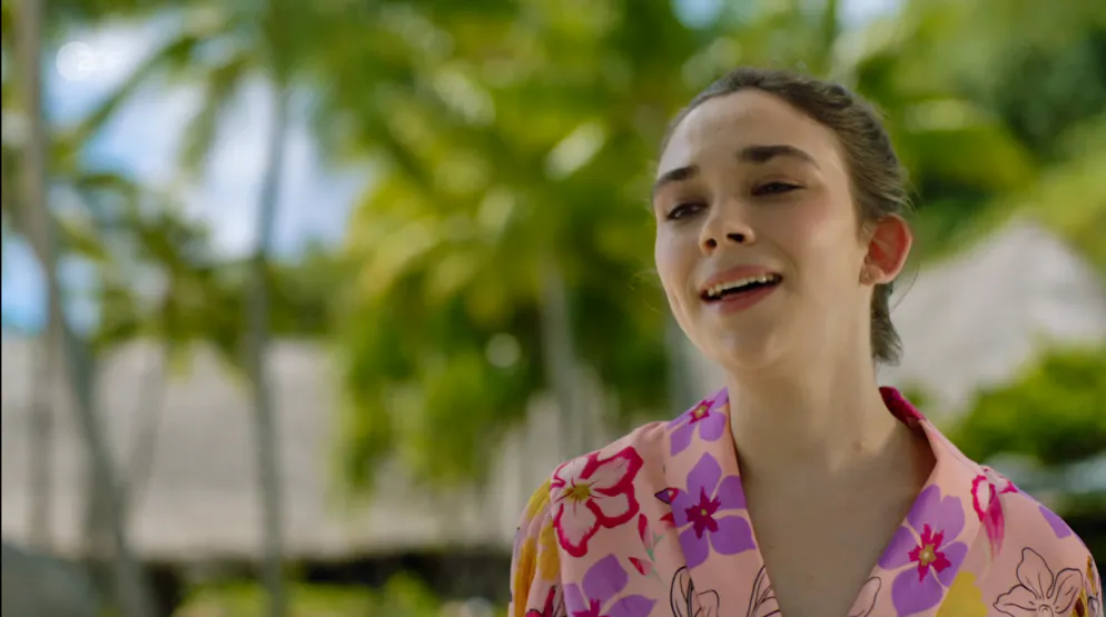 «Traumschiff» auf Bora Bora 2025. Passagierin Nora entdeckt – was für ein Zufall – Prager am Piano und singt <em>«Somewhere Over the Rainbow»</em>.