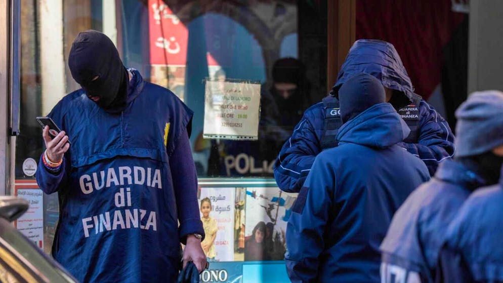 Polizeibeamte inspizieren einen angeblichen Wohltätigkeitsverein zur Unterstützung palästinensischer Zivilisten. Foto: Claudio Furlan/LaPresse via AP/dpa - ACHTUNG: Nur zur redaktionellen Verwendung und nur mit vollständiger Nennung des vorstehenden Credits
