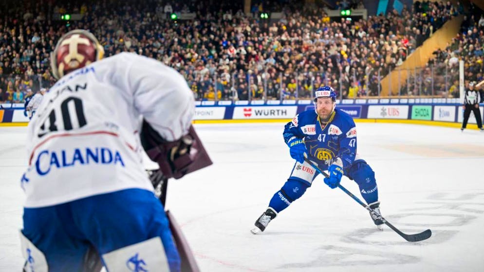 Die Zähne usgebissen: Leo Komarov scheitert als einer von vielen Davosern am College-Selects-Goalie Adam Gajan