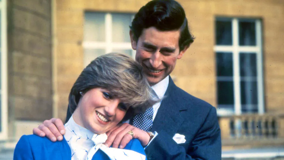 Neue Einblicke in Rosenkrieg zwischen Charles und Diana - Gallery. Ein Bild aus glücklichen Tagen: Prinz Charles und die ehemalige Kindergärtnerin Lady Diana Spencer wenige Tage vor ihrer Heirat.