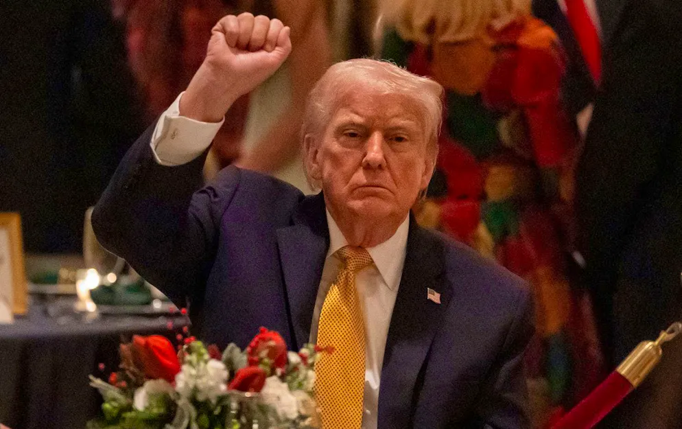 Il Presidente degli Stati Uniti Donald Trump durante la cena di Natale al suo Mar-a-Lago Club, mercoledì 24 dicembre 2025, a Palm Beach, in Florida.