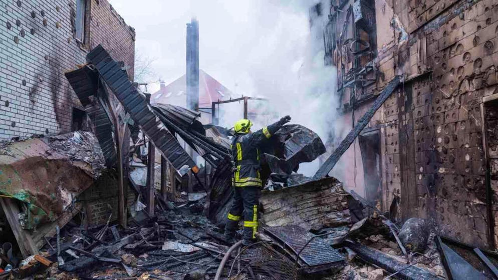 Ein Rettungsarbeiter räumt die Trümmer eines Hauses in Kiew weg, das nach einem russischen Angriff zerstört wurde. Foto: Evgeniy Maloletka/AP/dpa