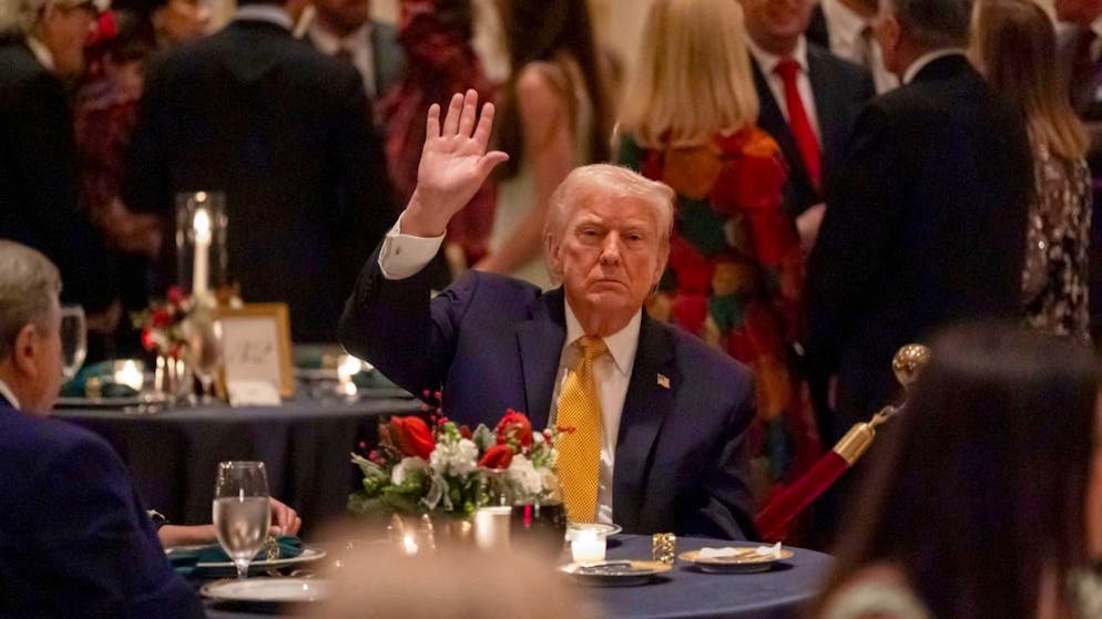 US-Präsident Donald Trump winkt beim Weihnachtsabendessen in seinem Club Mar-a-Lago in Palm Beach, Florida. Foto: Alex Brandon/AP/dpa