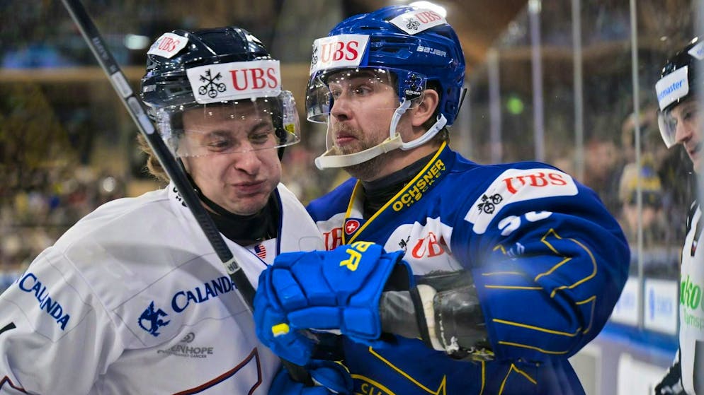Sven Jung (right) and HC Davos start the Spengler Cup with a defeat.