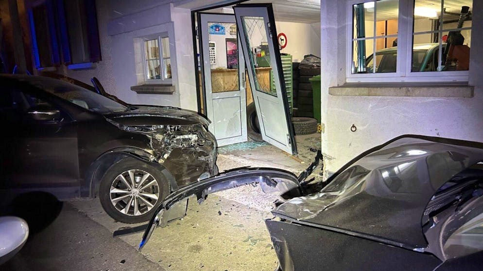 L'automobile dopo lo schianto contro un edificio.