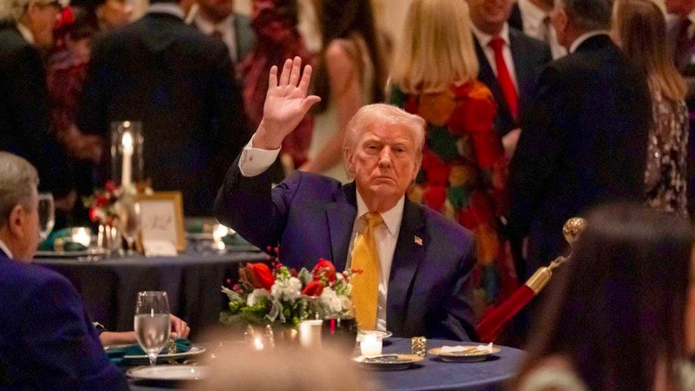 US President Donald Trump waves during Christmas dinner at his club Mar-a-Lago in Palm Beach, Florida. Photo: Alex Brandon/AP/dpa
