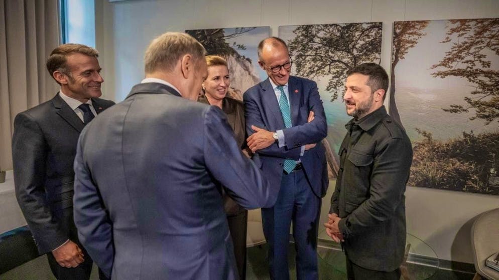 ARCHIVE - German Chancellor Friedrich Merz (CDU) stands next to Emmanuel Macron, Mette Frederiksen, Volodymyr Selensky and Donald Tusk at a meeting of the Ukraine Contact Group. Photo: Michael Kappeler/dpa