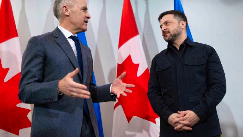 dpatopbilder - Canadian Prime Minister Mark Carney (l) and Volodymyr Zelensky, President of Ukraine, speak at a joint press conference. Photo: Riley Smith/The Canadian Press/AP/dpa