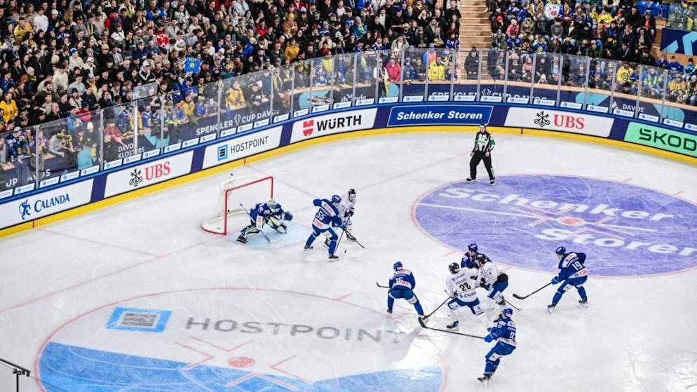 Spengler: Davos battu par les US Collegiate Selects - Gallery. Spectacle garanti à la Coupe Spengler.