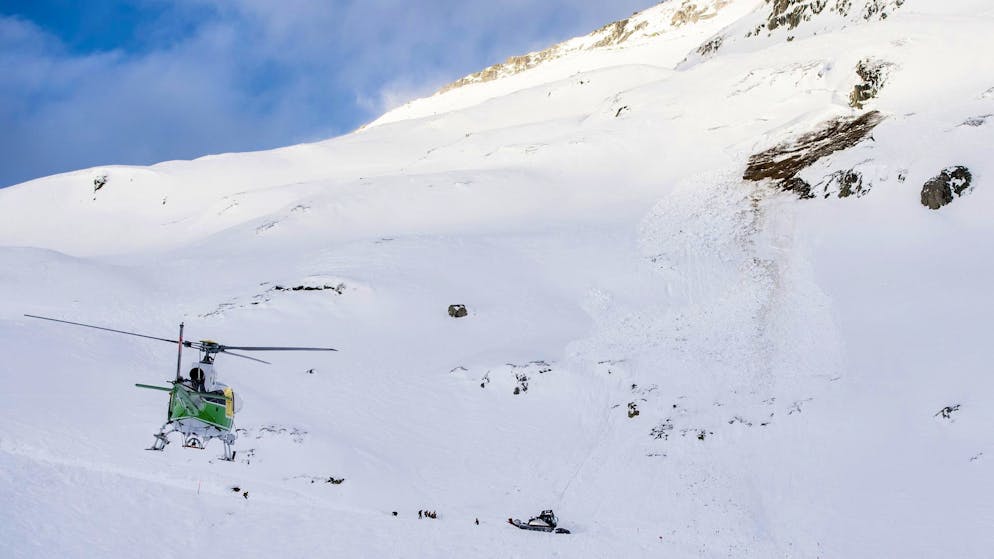 Rettungshubschrauber suchten nach den Vermissten. 